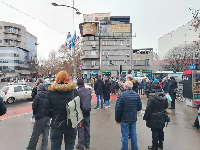Za žrtve u Novom Sadu, Arilju i Cetinju Novosađani zastali na 29 minuta