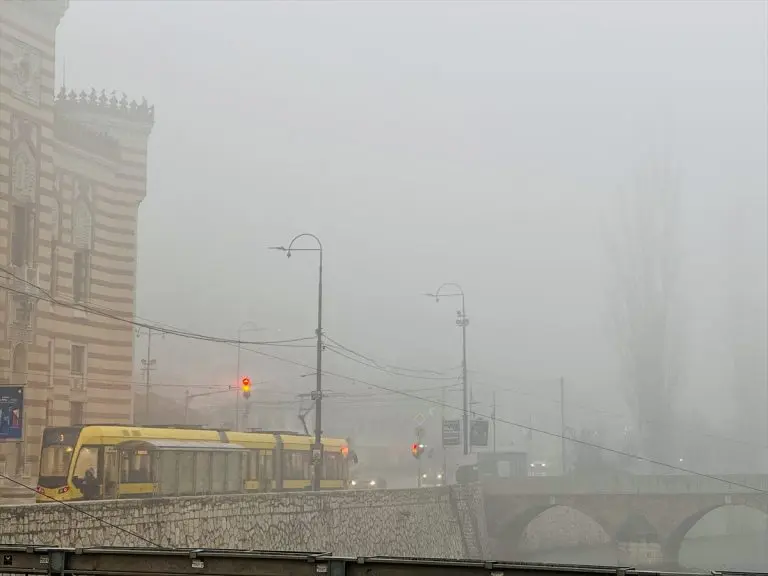 Svjetska novinska agencija: “Gust zagađeni smog prekrio grad u BiH”