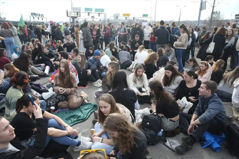 Studenti na cjelodnevnoj blokadi saobraćajne petlje u Beogradu (FOTO)
