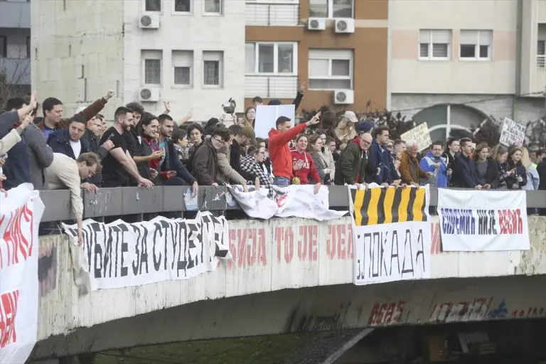 Fotografija policajca i studenta sa Autokomande o kojoj priča cijela Srbija