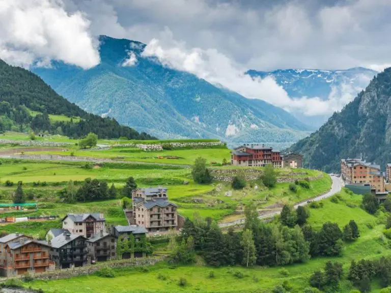 Evropska zemlja koja može da se obiđe pješke! Nema svoju valutu ni vojsku, a šume i planine zauzimaju 90% teritorije