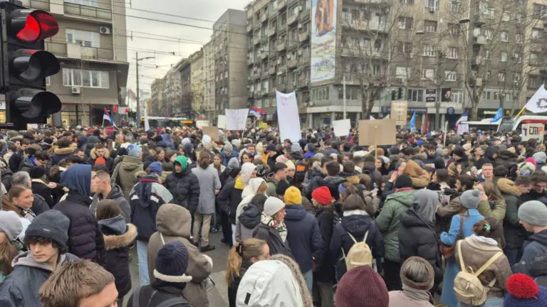 „Nećete nas gaziti, svi će odgovarati“: Ogroman broj studenata ispred Pravnog fakulteta, blokada zbog pokušaja ubistva automobilom