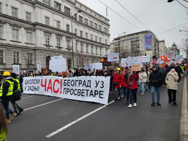 Školski čas u zadnji čas: Studenti protestuju ispred Ministarstva prosvjete u znak podrške prosvjetnim radnicima