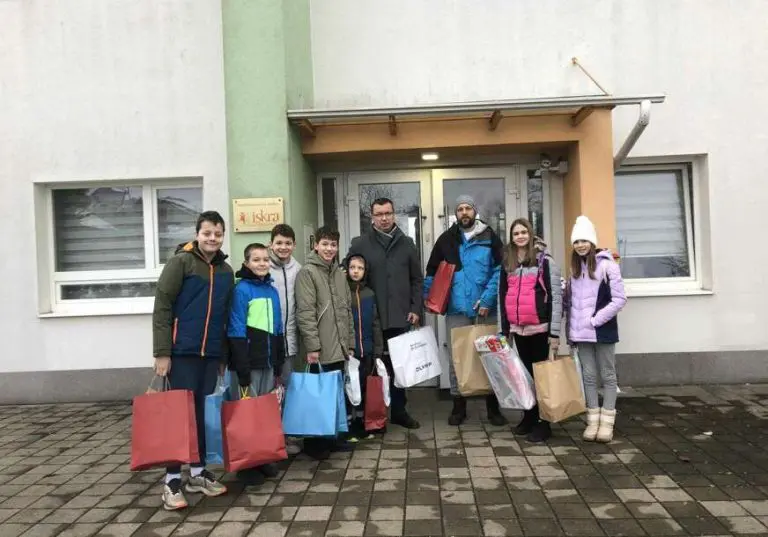 Mali humanitarci iz Banjaluke URUČILI POKLONE vršnjacima iz Roditeljske kuće