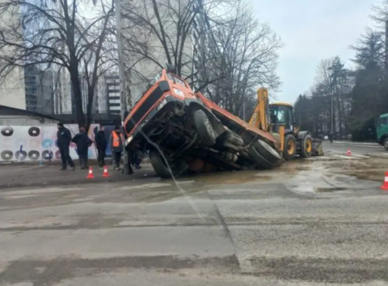 Banjaluka: Kamion tokom izvođenja radova upao u rupu na cesti