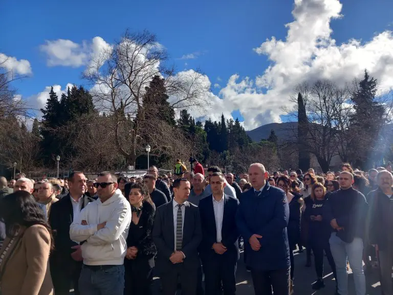 Protest u Trebinju: Tužilaštvo pustilo na slobodu napadače na maloljetnika, građani ogorčeni