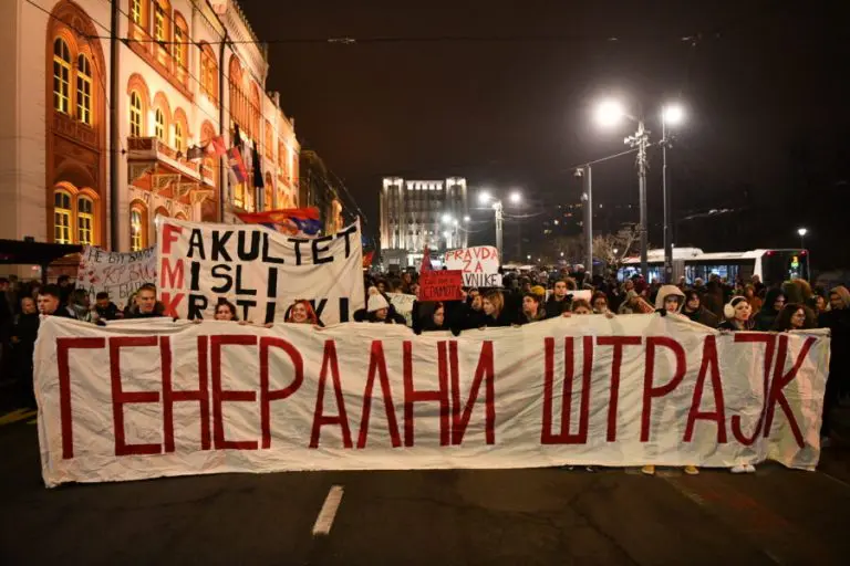 Srbija izlazi na ulice: Može li generalni štrajk srušiti Vučićevu vlast