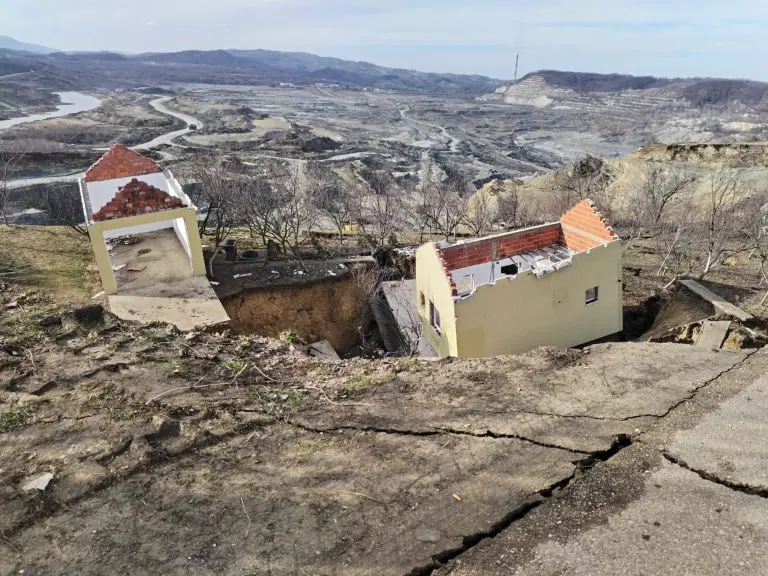 Klizište u Ugljeviku ugrozilo kuće, put uništen – mještani najavili protest