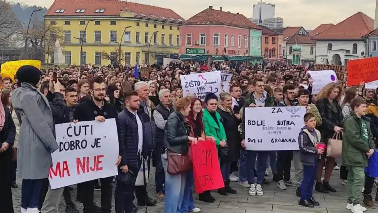 Do srijede ultimatum: Tuzlanski studenti i učenici traže jeftiniji prevoz i povratak linija nedjeljom