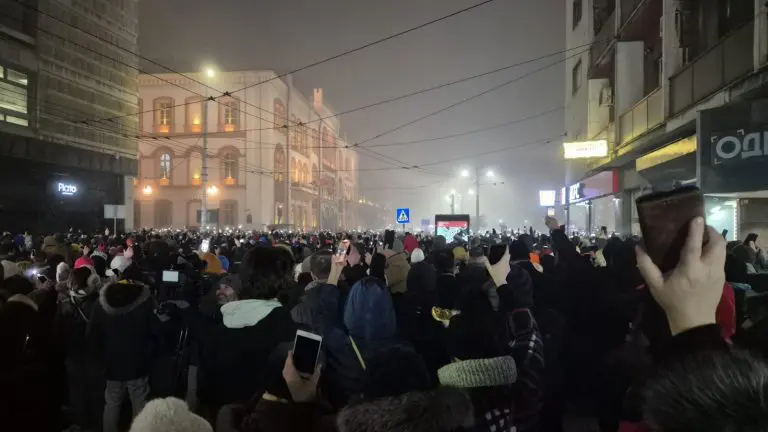 Beogradom sinoć odzvanjala tišina, desetina hiljada studenata na Studentskom trgu (FOTO/VIDEO)