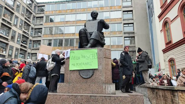 Beograd: Prosvjetari proglasili generalni štrajk, pozvali građane da im se pridruže (FOTO/VIDEO)
