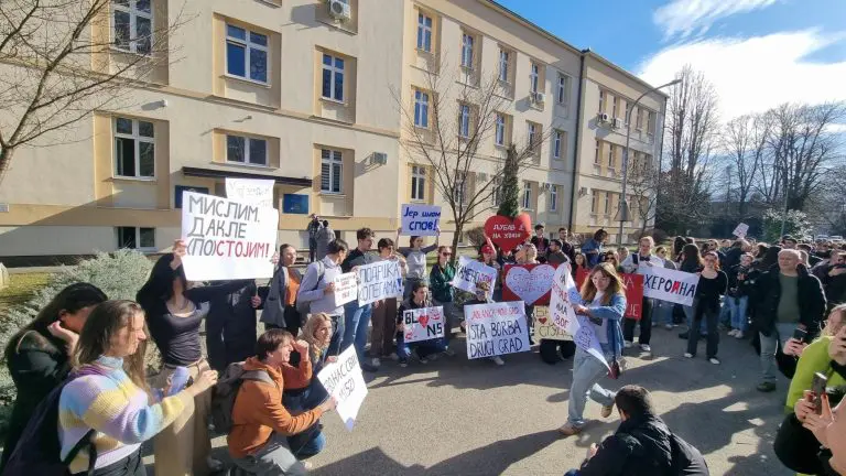 SOLIDARNOST: Studenti, profesori i građani Banjaluke podigli glas za pravdu i bolje sutra!