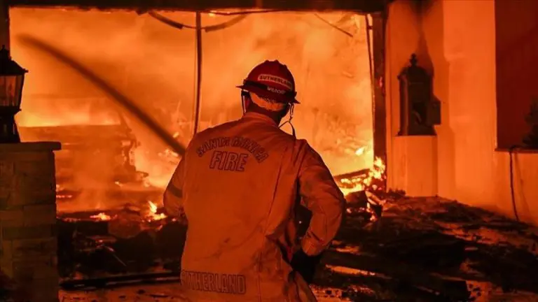 Veliki požar prijeti Los Angelesu, hiljade ljudi evakuisano