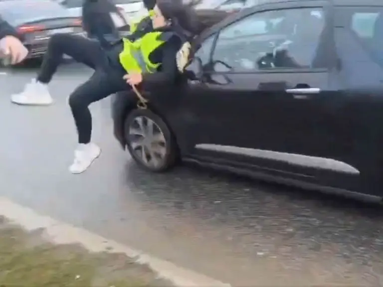 Novo “gaženje” studenata u Beogradu: Kolima se zaletjela na okupljene građane i udarila studentkinju (VIDEO)