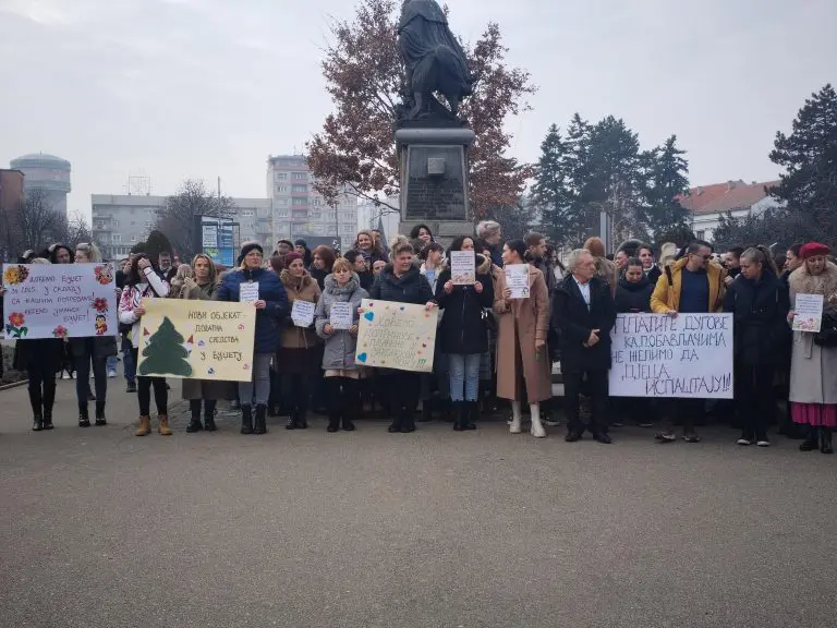 Protest radnika vrtića „Čika Jova Zmaj“ u Bijeljini: Najavljen generalni štrajk