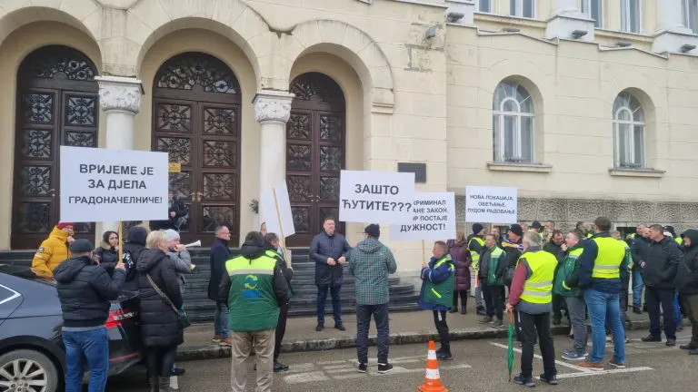 Radnici “DEP-OT”-a protestuju ispred Gradske uprave u Banjaluci: Traže hitno rješenje za svoju sudbinu (VIDEO)