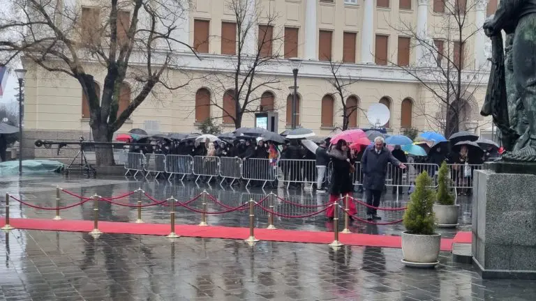 Pogledajte atmosferu pred dolazak Vučića FOTO