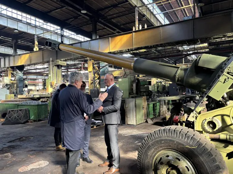 Helez pozirao ispred haubice u fabrici u Novom Travniku: “Drago mi je da ovo imamo za ne daj Bože”