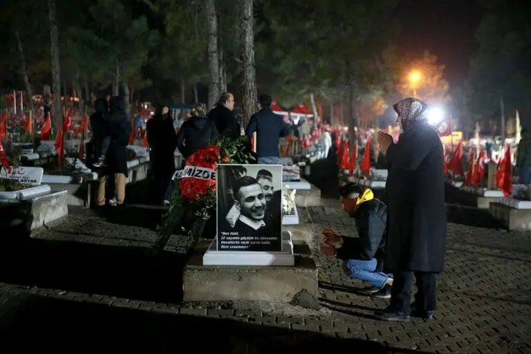 Godišnjica zemljotresa u Turskoj u kojem je poginulo 53.537 ljudi: Građani odaju počast žrtvama