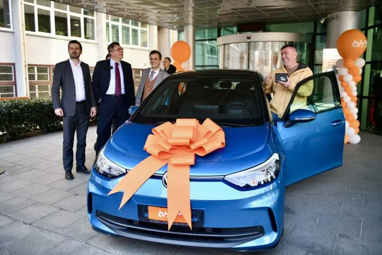 BH Telecom uručio ključeve električnog automobila sretnom dobitniku – Završena nagradna igra „e-račun aktiviraj, električni auto parkiraj!”