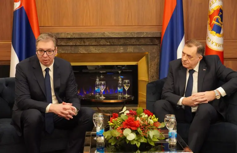 Da li je Vučić pustio Dodika niz vodu?