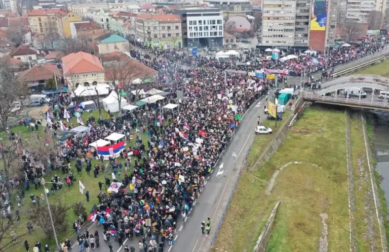 U Kragujevac i dalje pristižu ljudi, studenti predloženi za još jednu nagradu, skup: “Sretnimo se na Sretenje”
