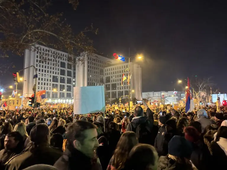 BUKA U NOVOM SADU: Građani su na Mostu slobode, blokada će trajati 24 sata (FOTO)