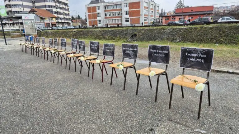 Ruže za 15 žrtava u Novom Sadu (VIDEO)