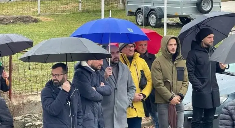 Trener Žižović i fudbaleri Borca na dženazi majke Envera Kulašina