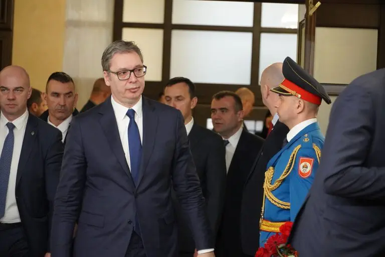 Zemlja će goreti, ljudi će padati prebijeni i mrtvi, ali Vučić sa vlasti neće odstupiti