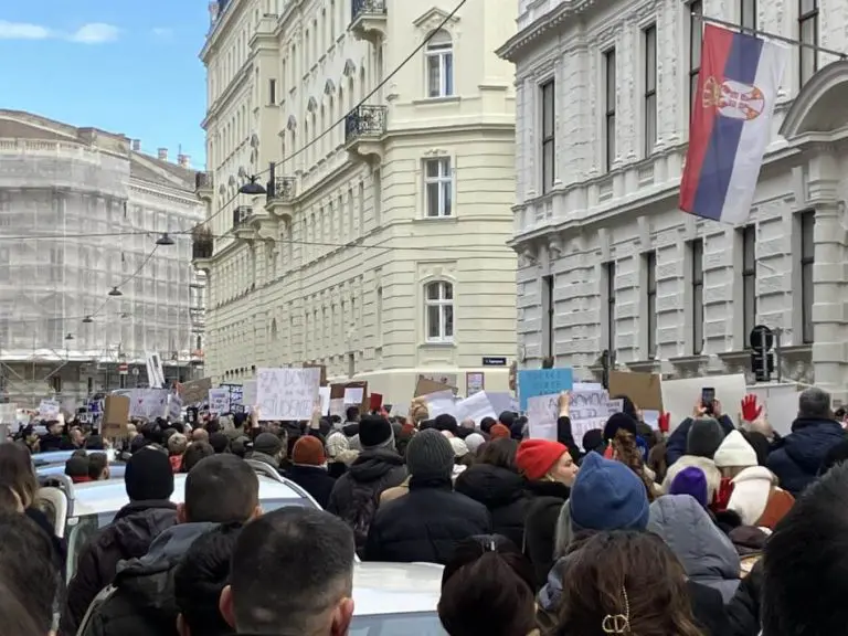 Podrška studentima iz Beča: Nekoliko hiljada Srba ispred ambasade