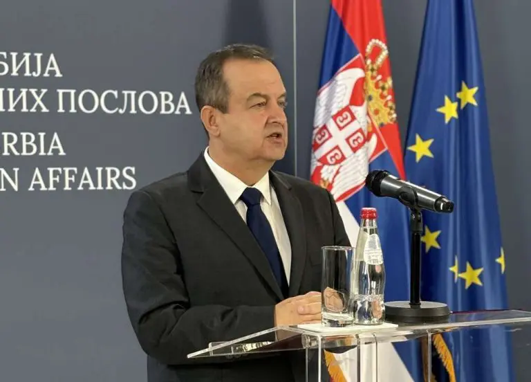 Dačić pisao EU: Privedeni su demonstranti koji su otimali pendreke od policajaca i sami se povređivali!
