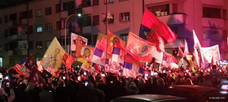 Istorijski doček u Kragujevcu: Studenti umarširali uz ovacije građana