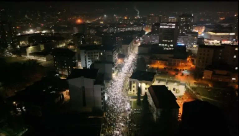 Veliki protest u Kragujevcu, ogroman broj učesnika preplavio ulice grada (VIDEO)