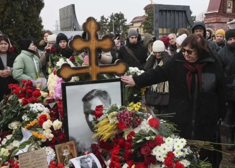 Veliki broj ljudi na grobu Navaljnog, na godišnjicu smrti ruskog opozicionog lidera