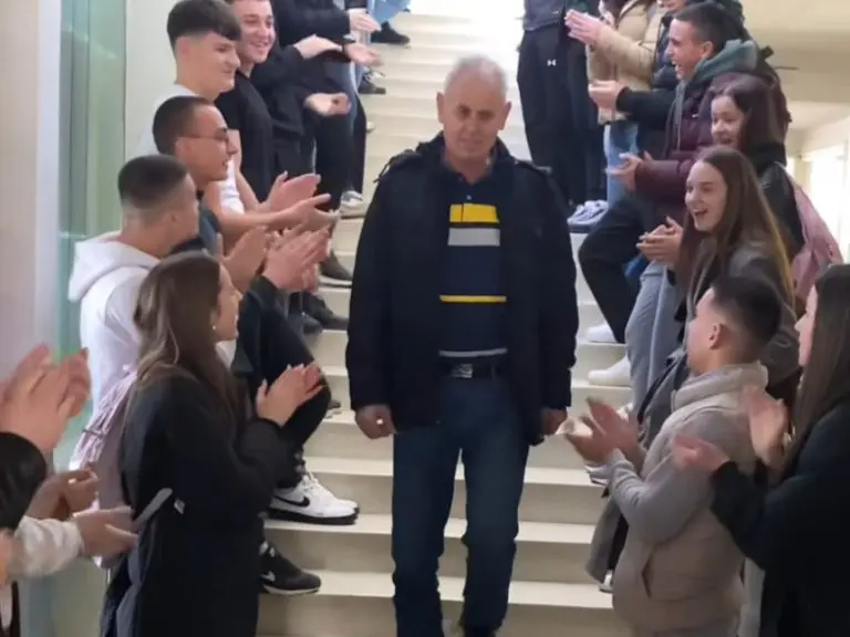 Učenici srednje škole u Nevesinju iznenadili domara Neđu