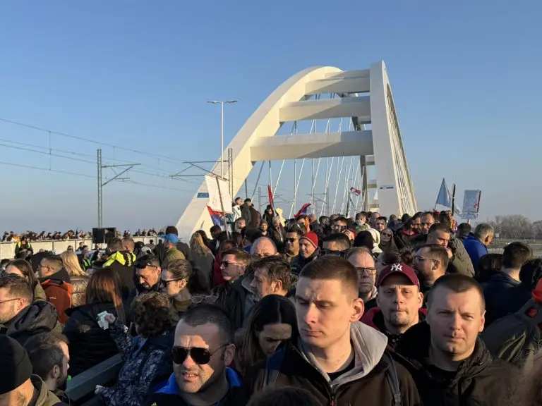Blokada Mosta slobode u Novom Sadu produžena za još tri sata