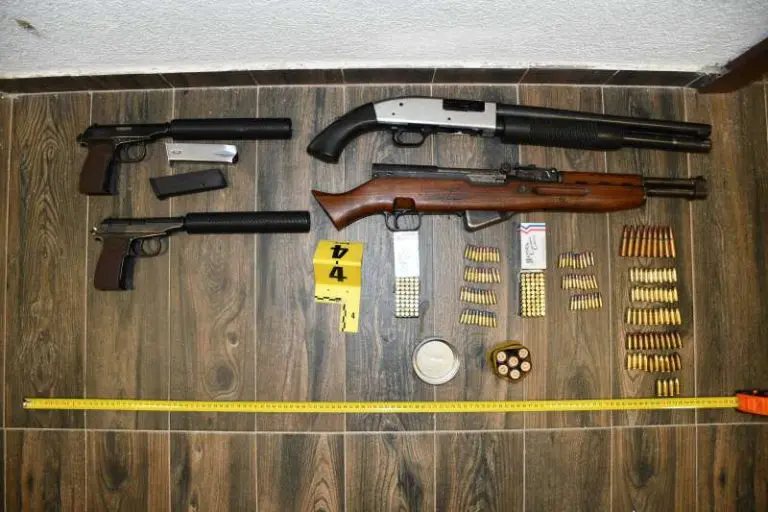 Zaplijenjeno više od 100 kilograma droge i oružje u Sarajevu, uhapšena jedna osoba