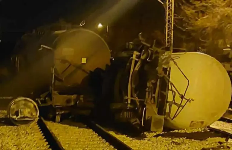 Prevrnuo se vagon sa sumpornom kiselinom: Drama u Beogradu, 20 vatrogasaca na terenu