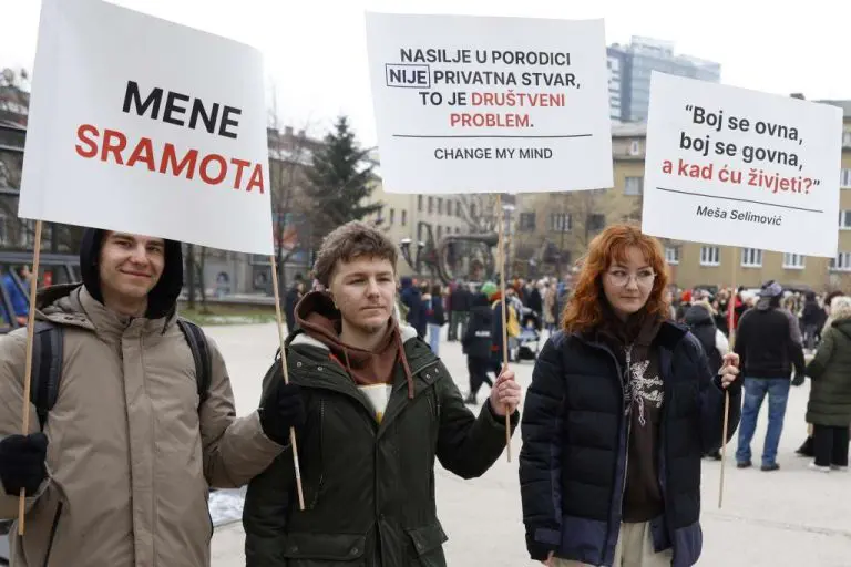 Mirni protest u Sarajevu zbog ubistva Inele Selimović i njenog sina