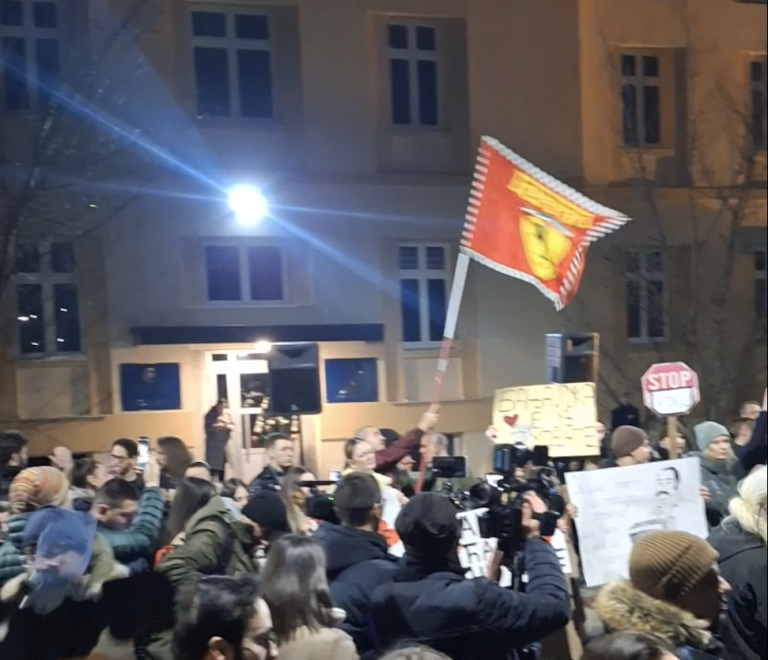 Šta simbolizuje zastava kojom su mahali studenti u Banjaluci?