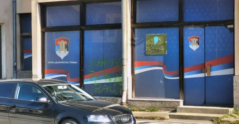 Na prostorijama paljanskog SDS-a grafit – “Babalj izdajnik – balija”