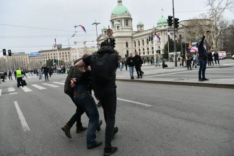 Muškarac priveden ispred Skupštine na dan velikog protesta, prijetio redarima da će baciti bombe 