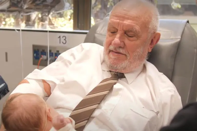 “Čovjek sa zlatnom rukom”: Preminuo Australijanac čija je krv spasila 2,4 miliona beba (VIDEO)