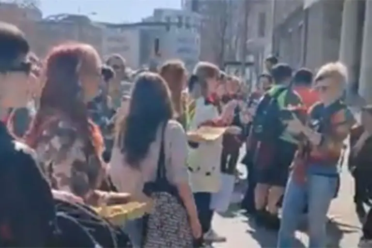 Skupština Novog Sada gađana jajima (VIDEO)