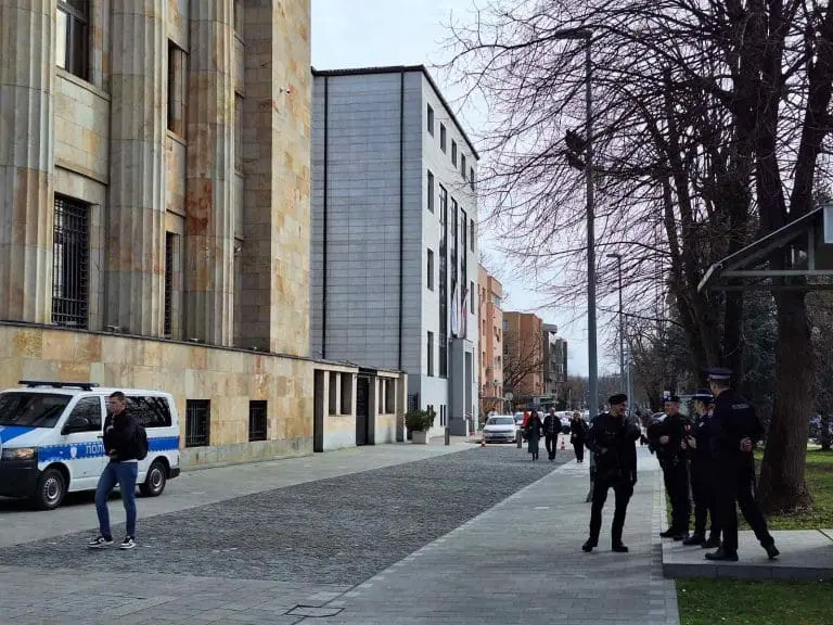 Povećano prisustvo policije ispred Palate Republike Srpske FOTO/VIDEO