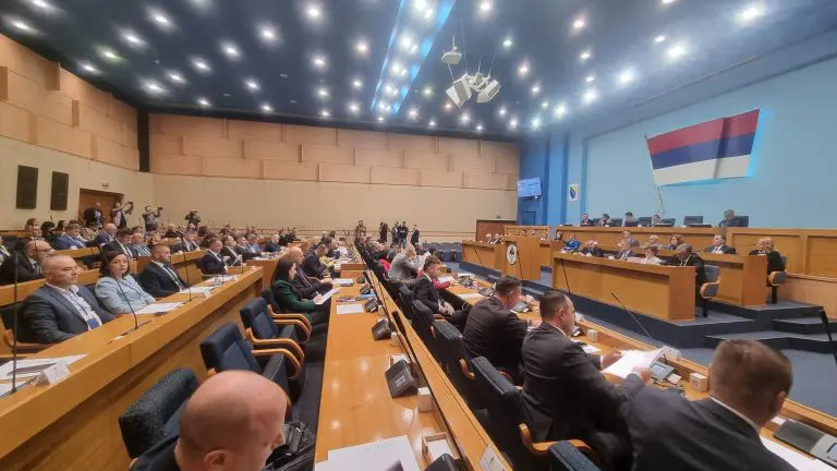 Nastavljena sjednica NSRS: Sukobi oko ustava, oduzimanje riječi i pozivi na “pumpanje”