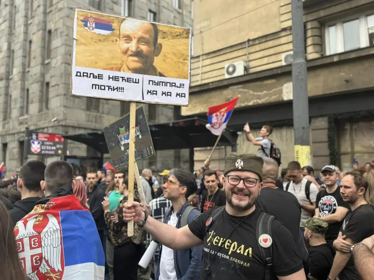 Snimak Novog Beograda iz drona dok se sliva masa ljudi ka centru: Traktori, trobojke i pune ulice (VIDEO)