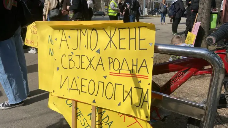 Čovek je pokazao srednji prst učesnicama Osmomartovskog marša, ali odgovor djevojke je oduševio cijelu Srbiju: „Razlika između đaka i ćacija“