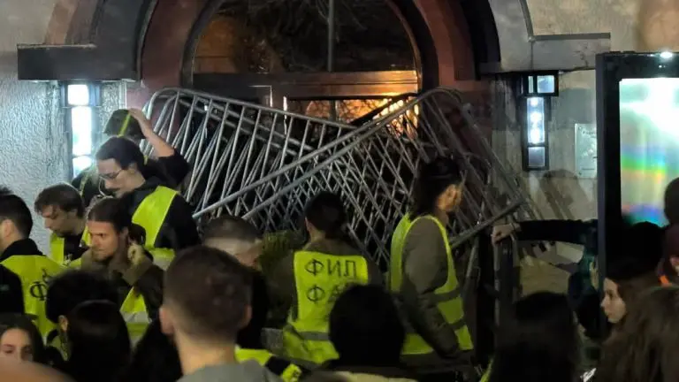 Studenti blokirali RTS, poručili da će blokada trajati 22 sata: Intervenisala žandarmerija, blokiran ulaz u zgradu RTS-a